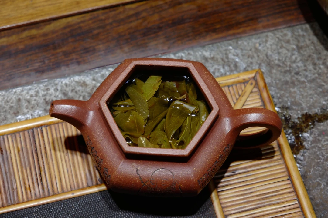 圆世号铜箐河之巅挑采黄金叶200克/饼2025年头春生茶