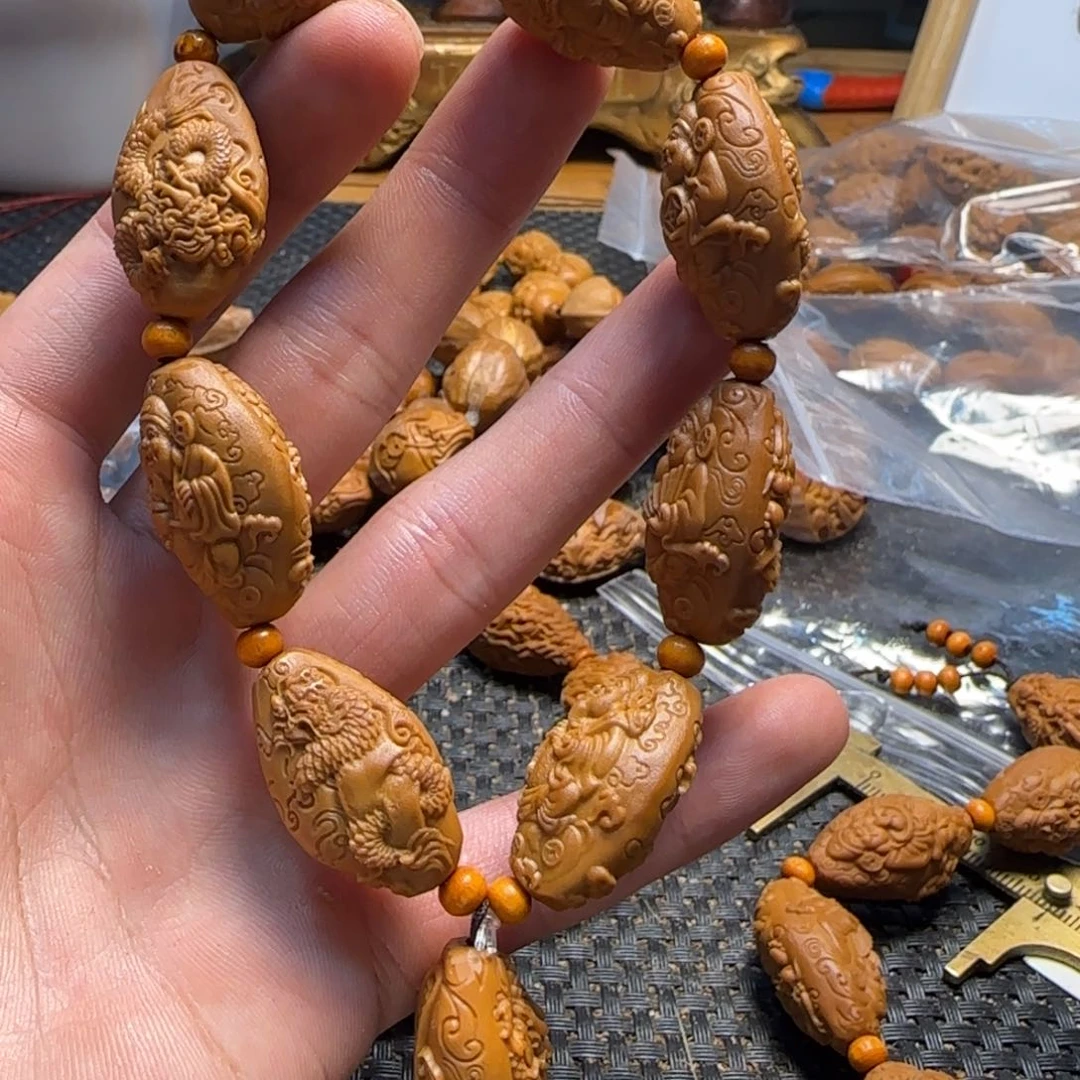 橄榄核核雕九龙财神