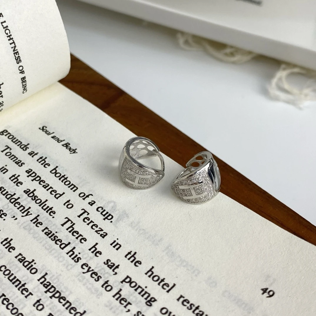 925银耳饰 豪镶满锆H宽版耳扣 Y8420 高级轻奢ins风