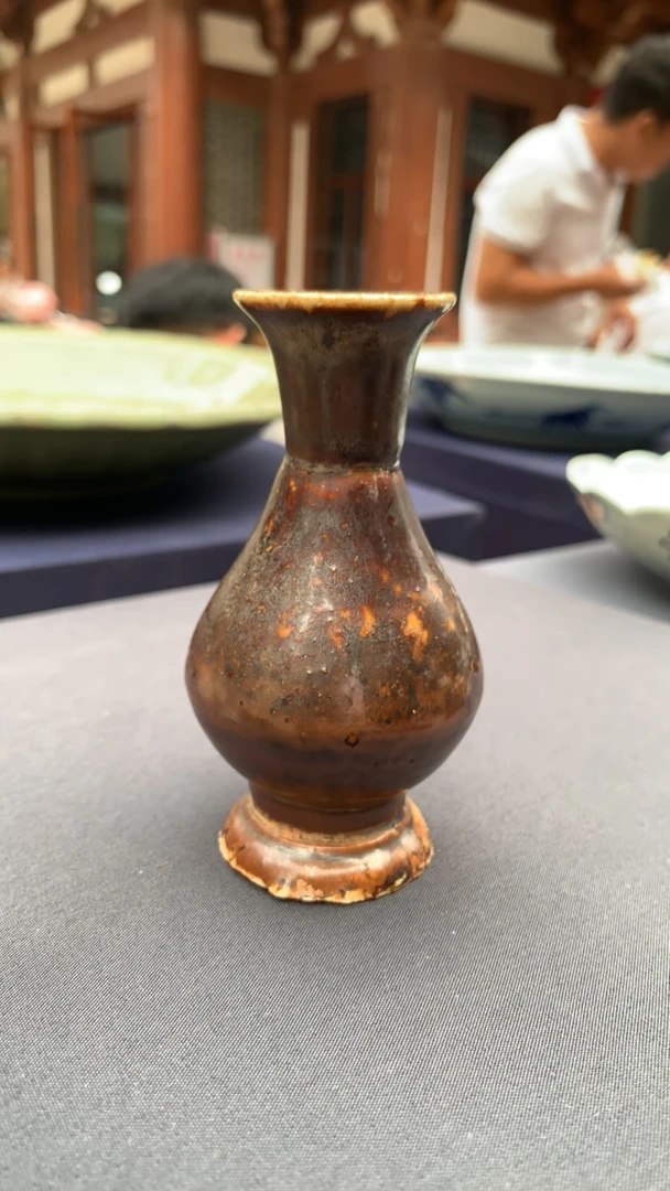 紫金釉折沿观音瓶