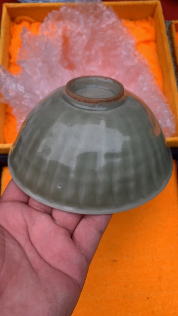 龙泉青瓷莲瓣纹碗