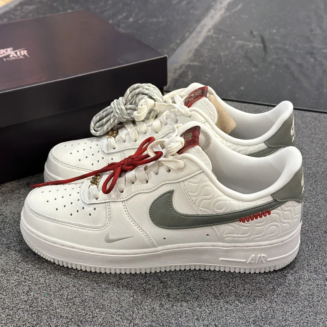 Nike耐克 Air Force 1“蛇年”  空军欧若风板鞋男白色HV5979-130