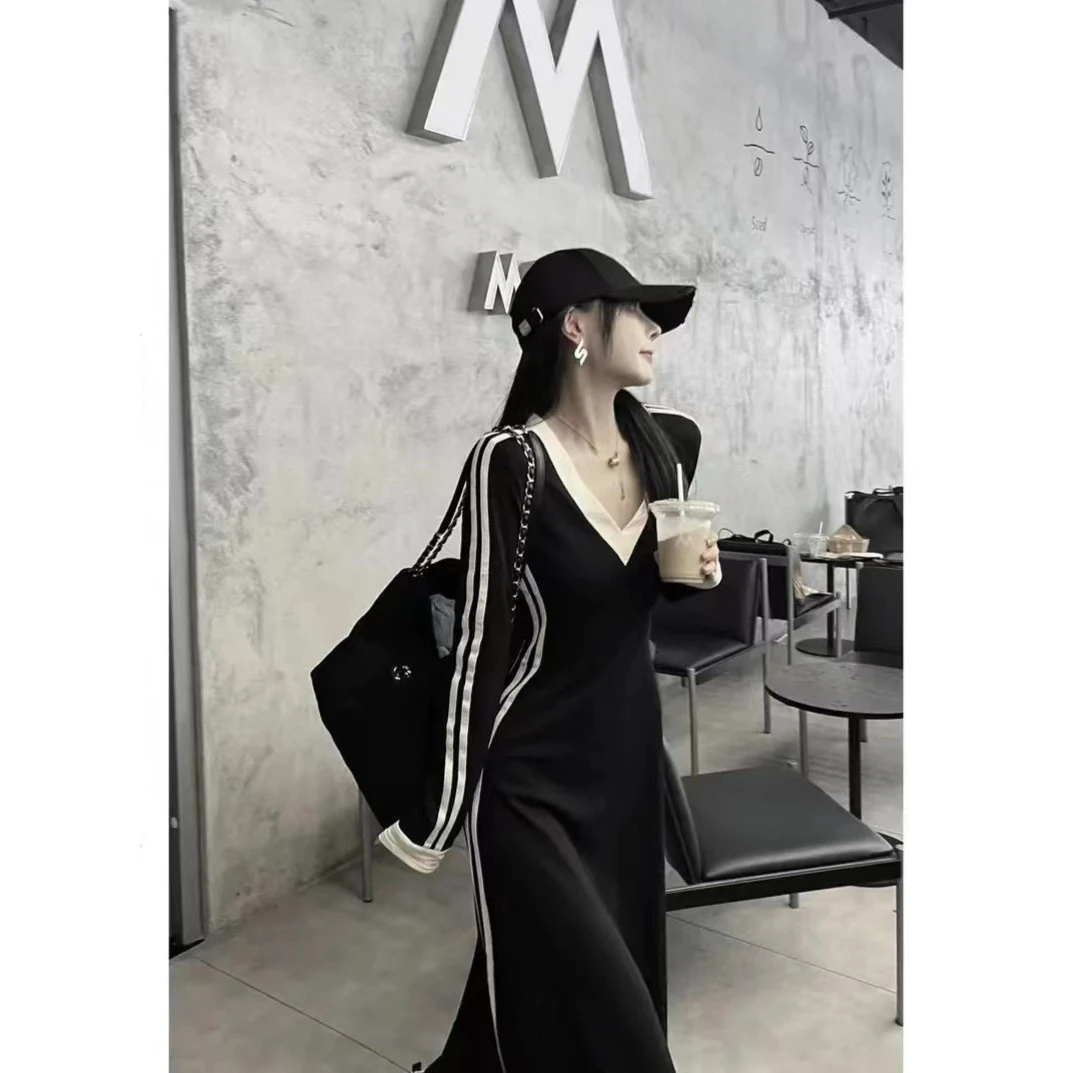 春秋时尚休闲气质赫本风米色V领条高级感显瘦女装连衣裙黑色长裙