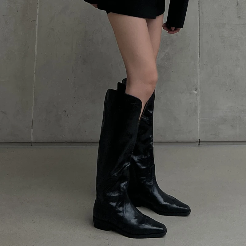 宋熙熙2025真皮复古风平底尖头长靴V口显腿长一脚蹬骑士靴时装靴