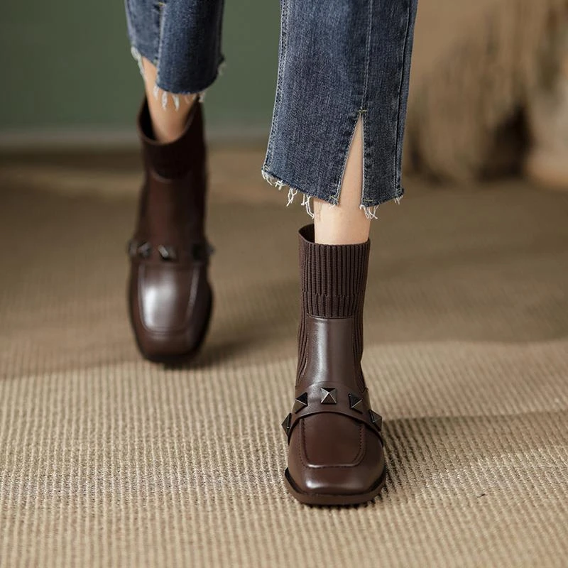 TOUCH MISS小众高级感真皮粗跟短靴女百搭铆钉短筒高跟方头时装靴