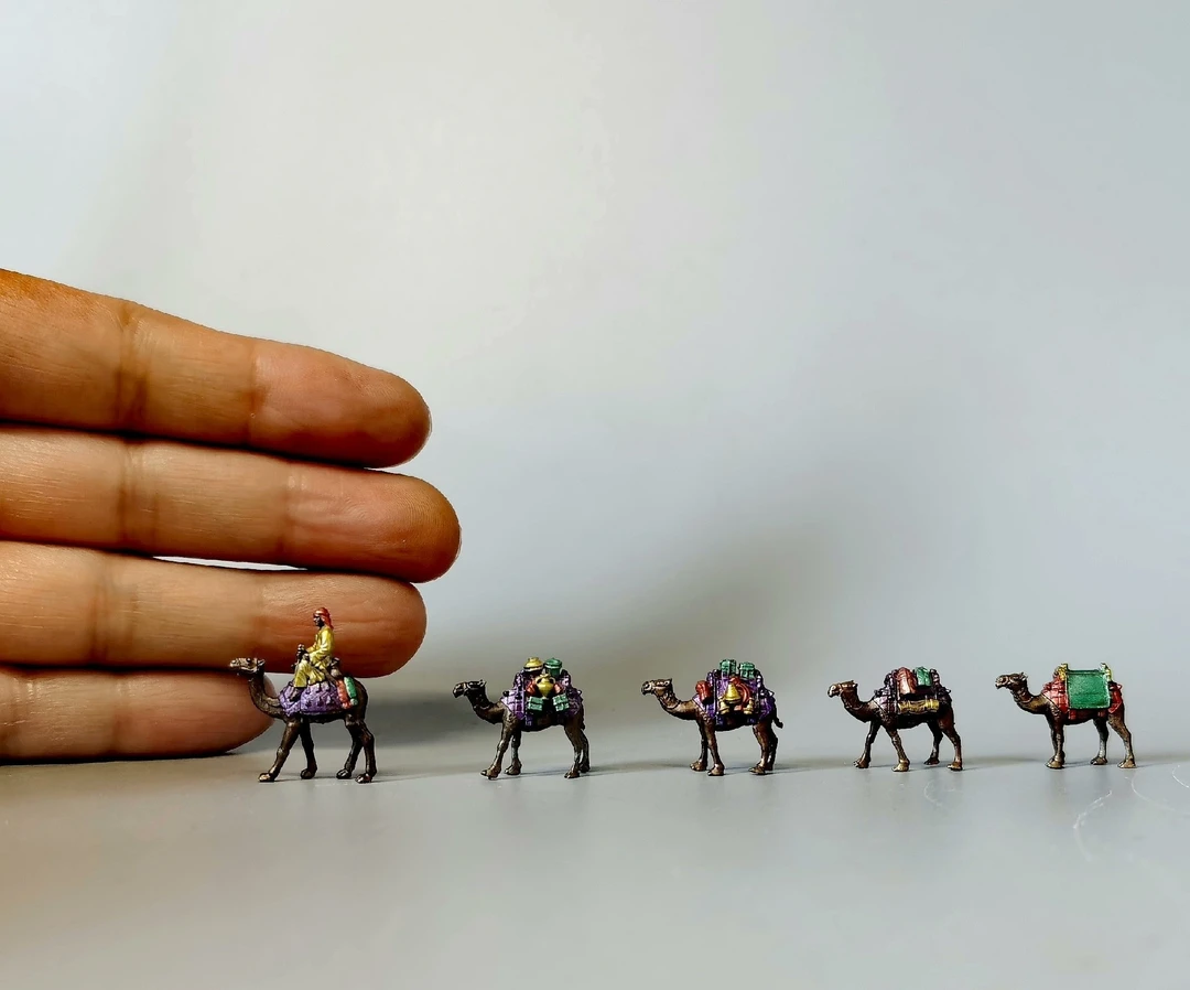 丝绸之路（中号）骆驼队，纯铜精铸，骆驼主人长约2cm、高约2.5cm