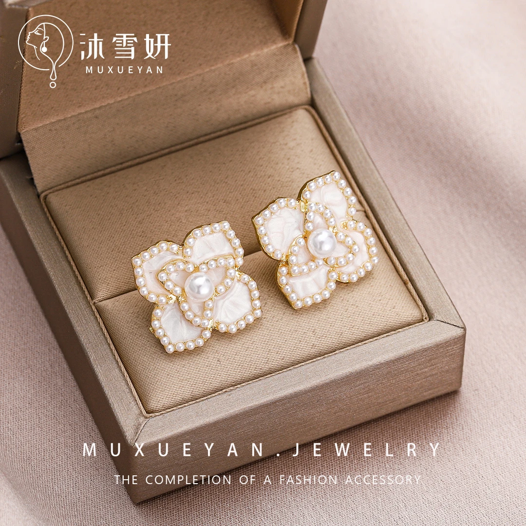 沐雪妍 铜合金仿珍珠耳饰 【晨光白雾】山茶花法式简约耳环 M0666