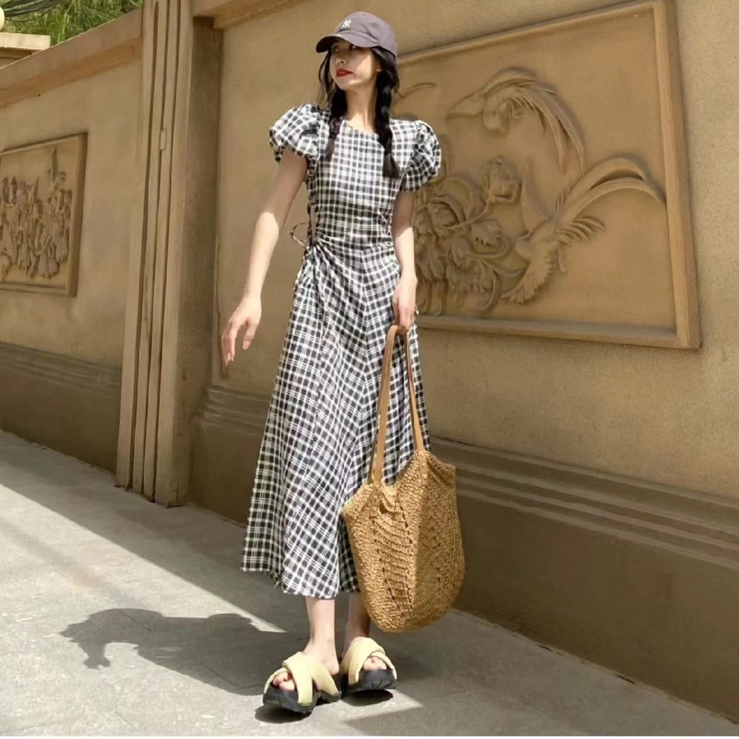 2023夏季法式高级感气质显瘦收腰格子连衣裙小心机复古露腰长裙女