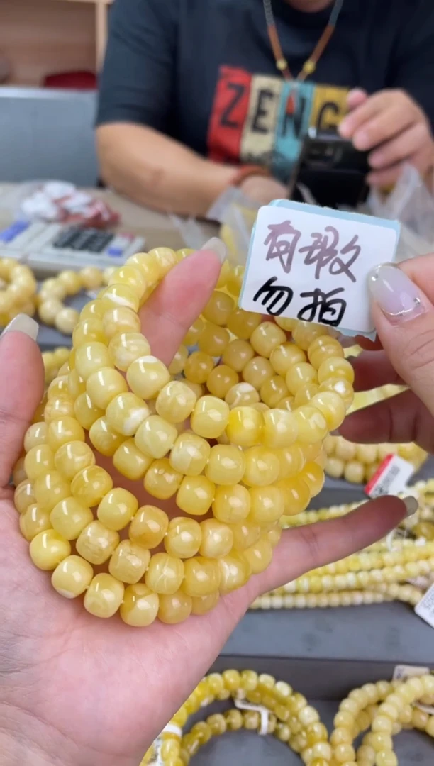 【闪购商品】琥珀裸石未镶嵌瑕X00065多样性发其中一件