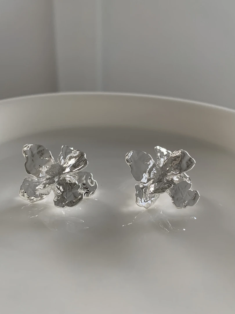 铜合金耳饰 Three N气质大造型显脸小金属褶皱花朵耳环耳钉