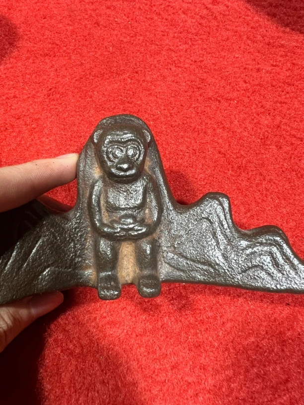 铁艺猴子山笔架长16高8工艺品