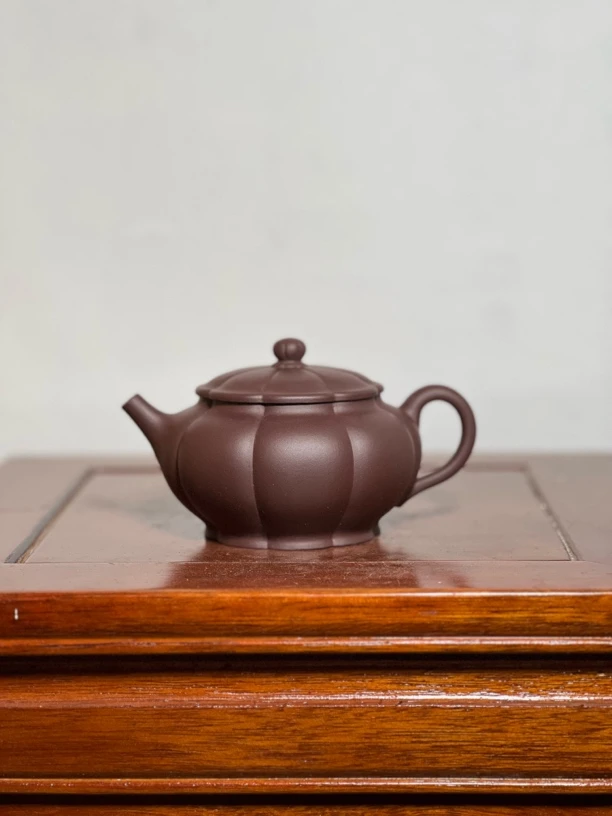 宜兴紫砂壶紫泥筋纹扁壶