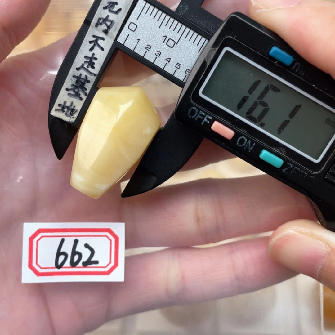 蜜蜡裸石未镶嵌微瑕