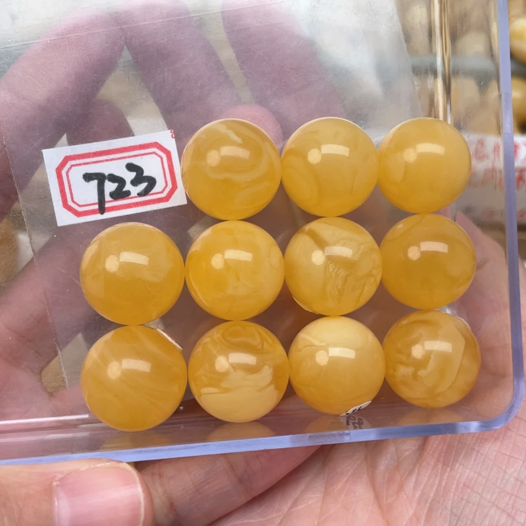 蜜蜡裸石未镶嵌熊****者