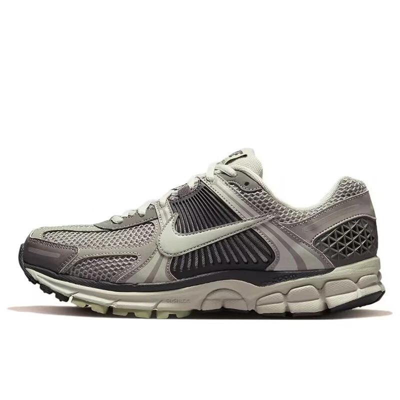 NIKE/耐克女鞋ZOOM VOMERO 5运动鞋训练跑步鞋 黑灰色FB8825-001