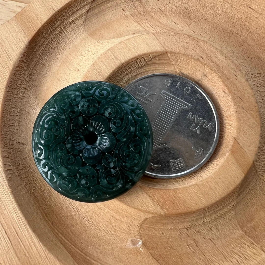 天然A货翡翠危绿雕花仿古平安扣