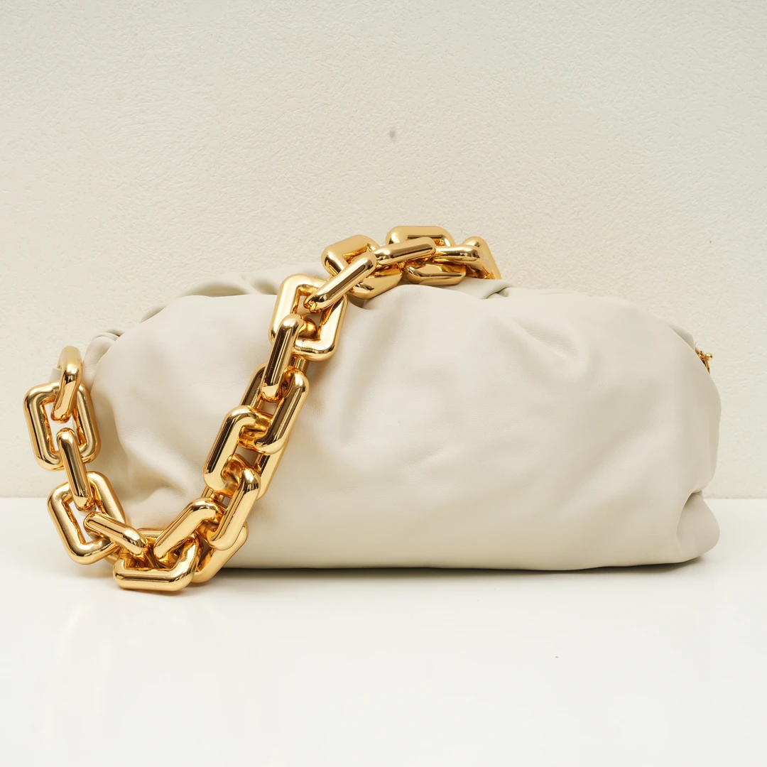 95新 BOTTEGA VENETA/葆蝶家 BV奶昔白粗链条单肩手拿云朵包