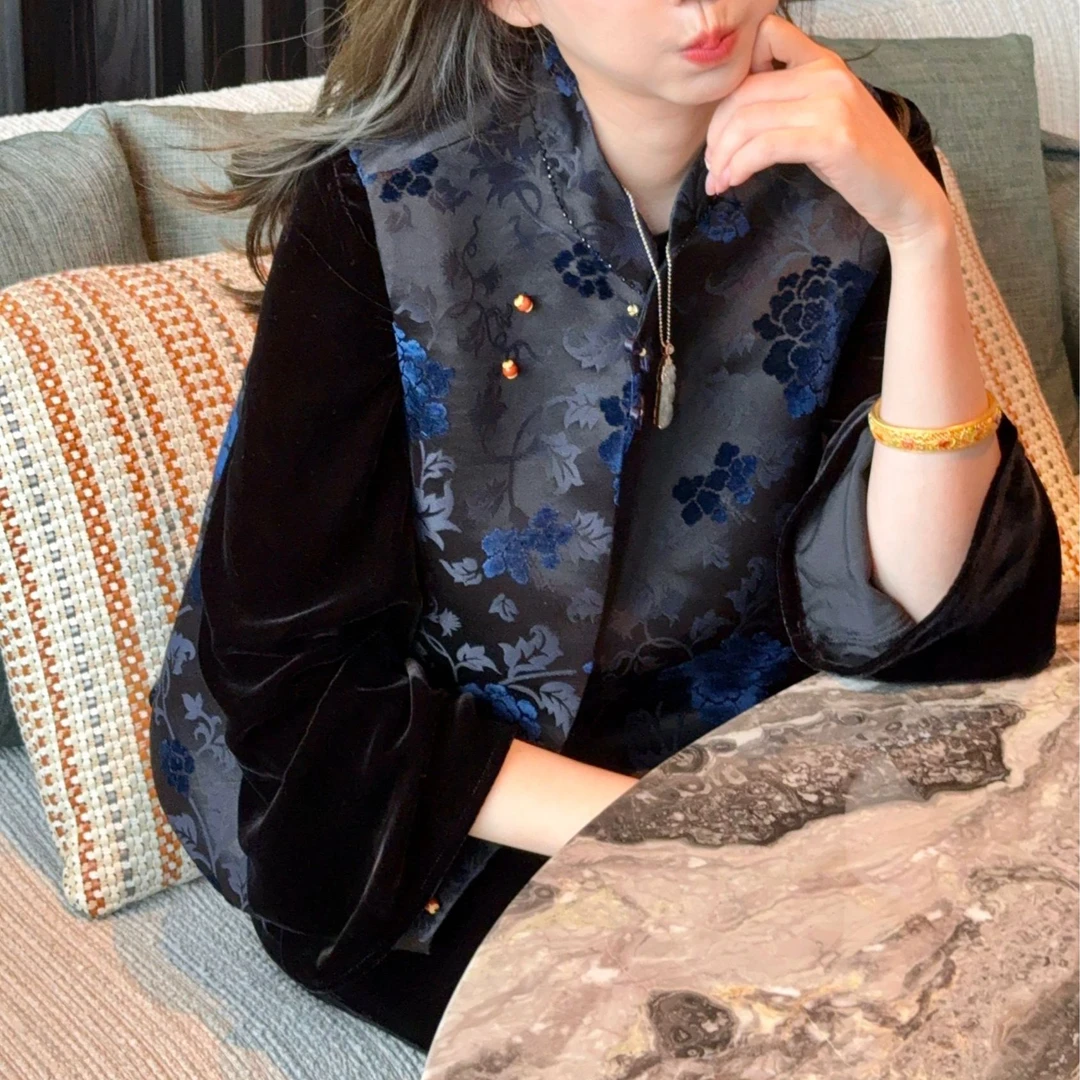 “沉静中的璀璨”静谧蓝非遗漳缎马甲F111060110