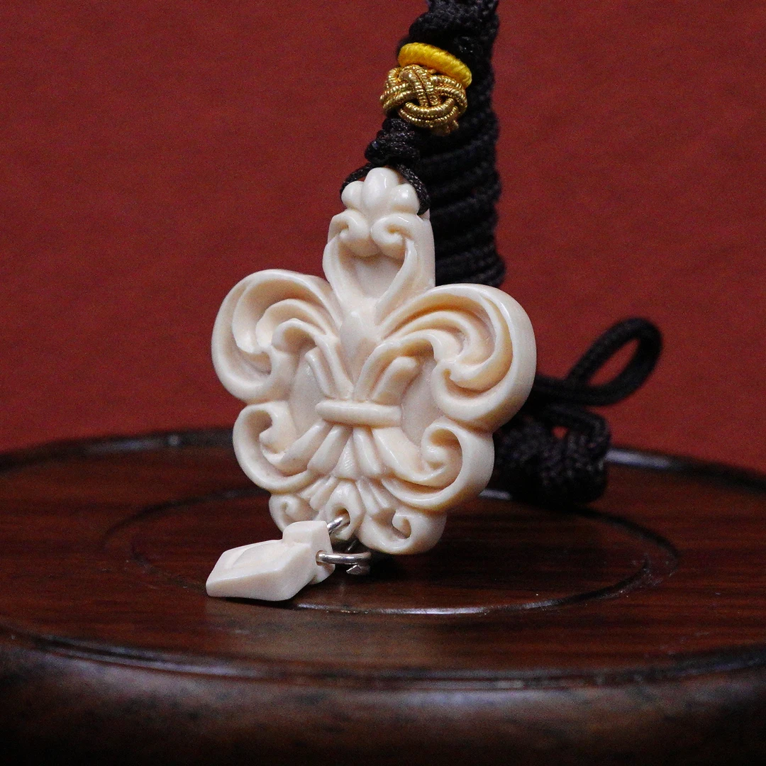 李茜(省大) 猛犸牙鸢尾花挂件 Y361