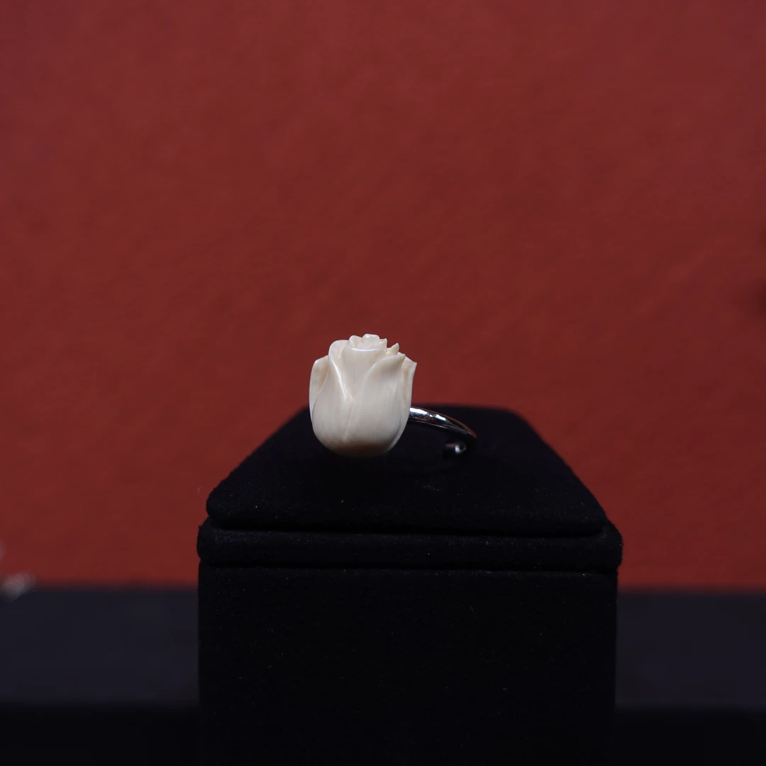 张淑兰(省大) 猛犸牙玫瑰戒指 Y633