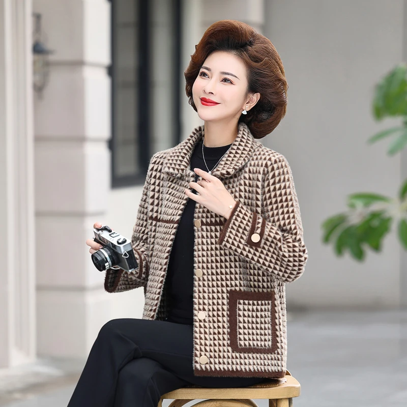 妈妈冬装仿招绒加厚时尚洋气中老年格子妈妈装短款中年小香风气质