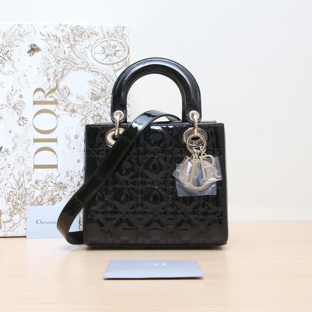 99新 DIOR/迪奥 小花6枫Lady Dior 四格戴妃包 金扣 黑色 漆皮