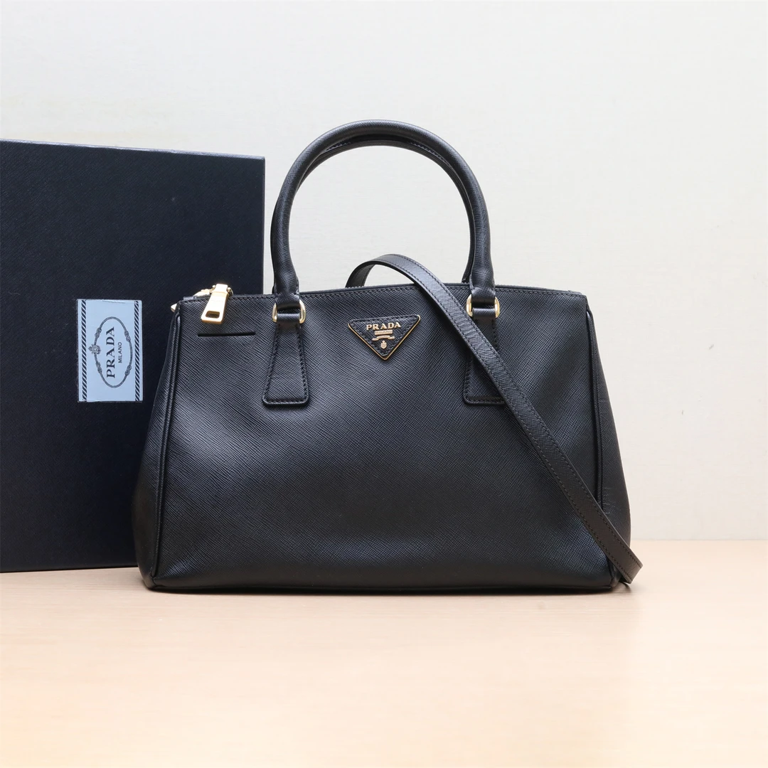 95新 Prada/普拉达 小花6娜P234245718杀手包 中号 黑色 金扣