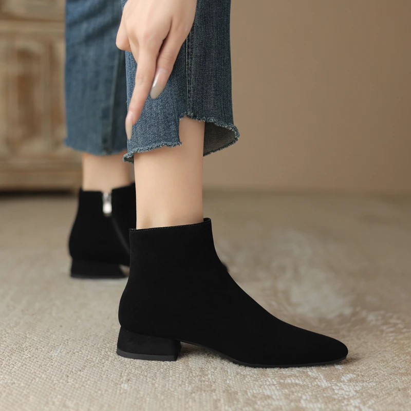 黑色低跟短靴女时尚瘦瘦靴短筒翻毛皮靴子尖头平底大码女鞋41-43