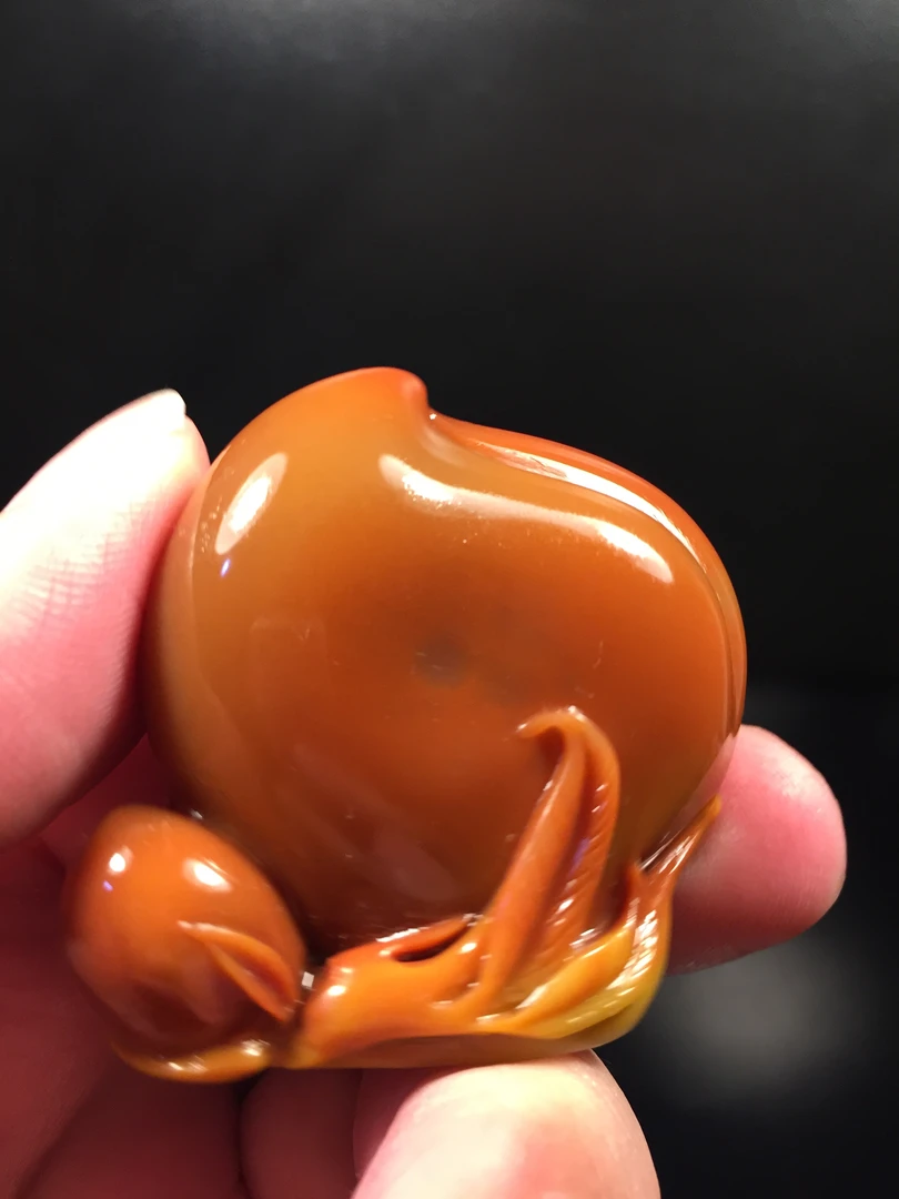 精品老挝红田黄 桃花 雅玩件 尺寸：28--58--43mm 细节请看下图。