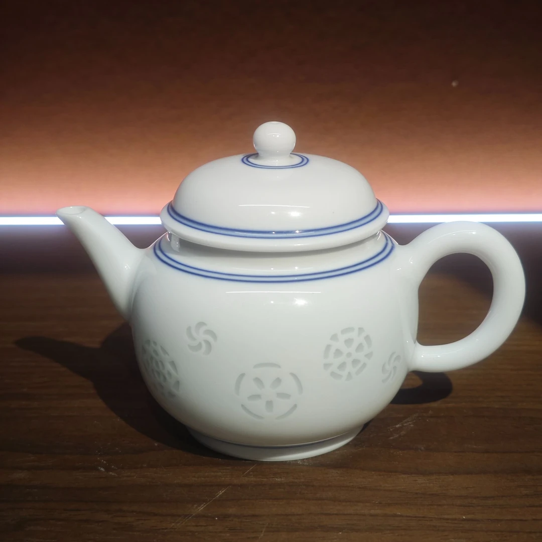 景德镇陶瓷皮球花玲珑壶