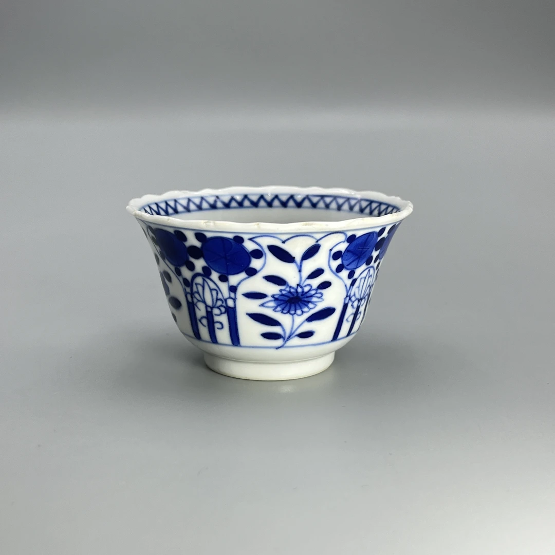 清 青花葵口花卉杯/5965