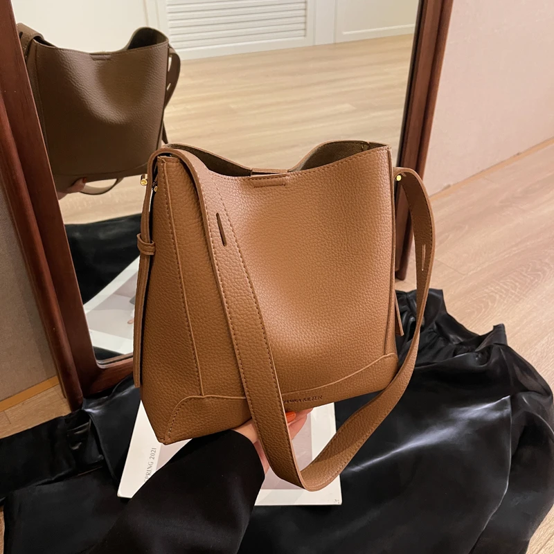 纯色质感百搭水桶包包女实用通勤包包女极简风韩系单肩包斜挎包