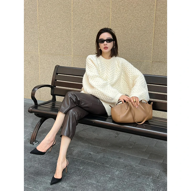 2025秋季慵懒风粗毛线灯笼袖圆领气质毛衣女时尚高腰直筒显瘦皮裤