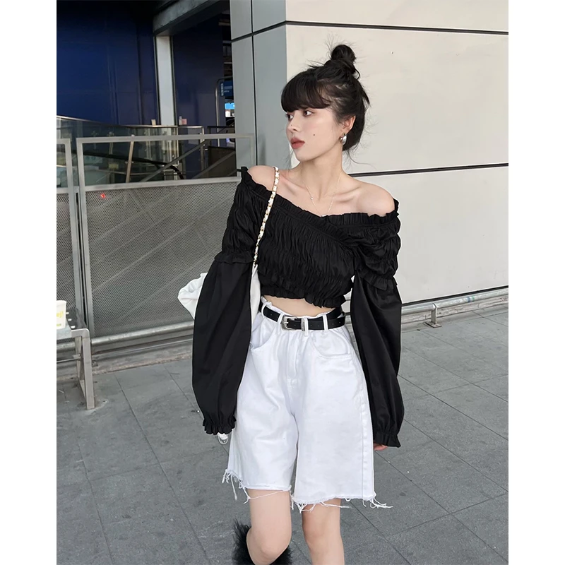 2025秋新款黑色高级感V领气质泡泡袖衬衫女时尚高腰牛仔裤配腰带