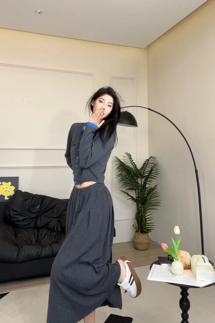 2025秋季新款高级设计感撞色拼接假两件针织开衫高腰百褶半身裙女