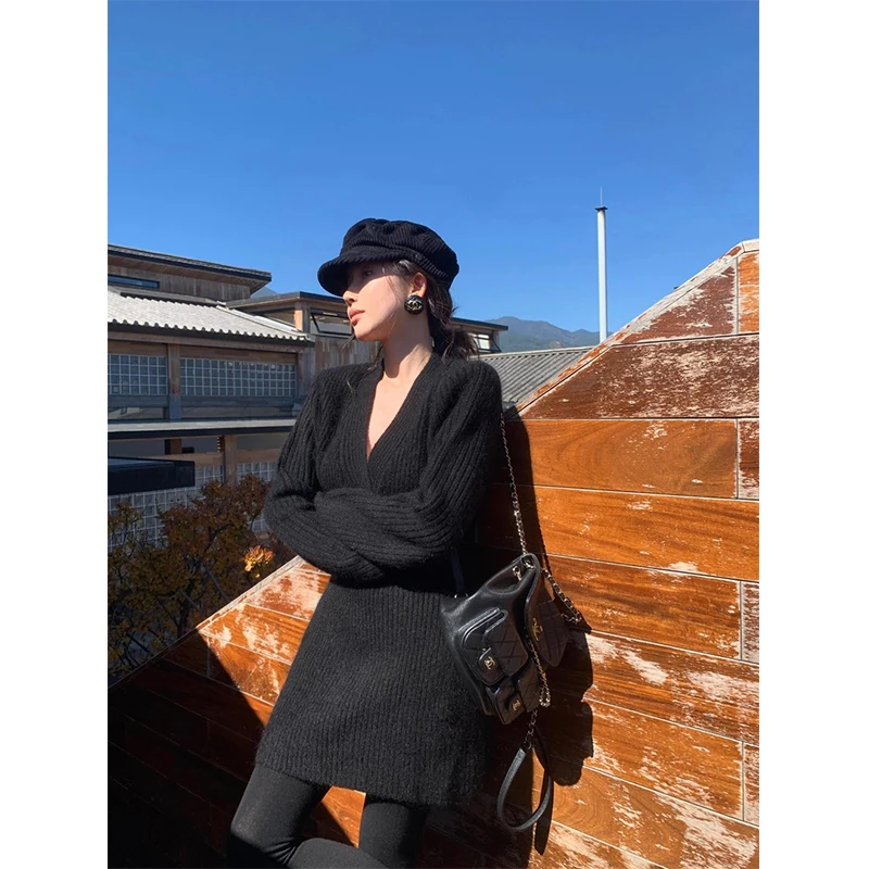 辣妹性感V领长袖针织连衣裙女秋季2025新款修身显瘦收腰打底短裙