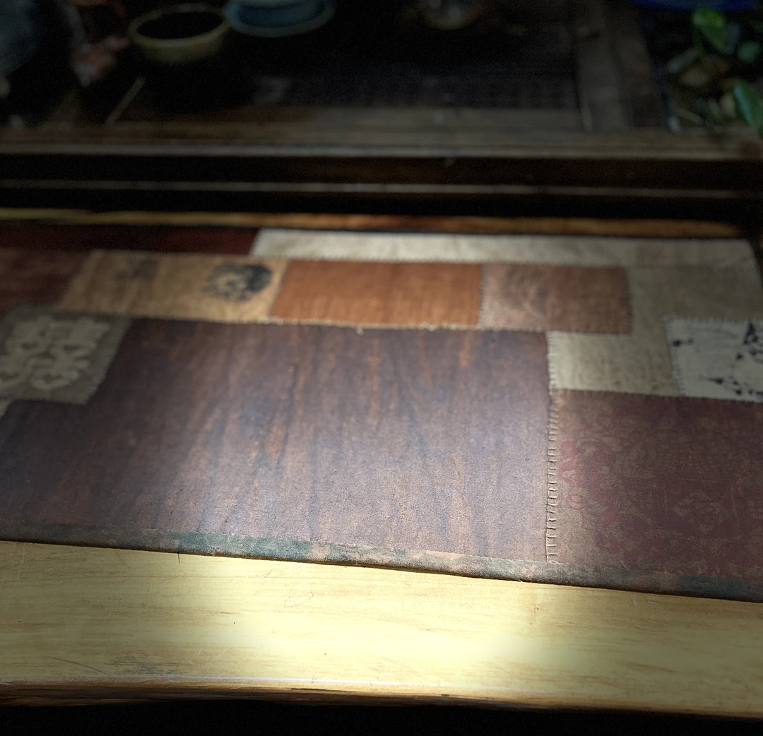 拙拙的老味茶席，柿染老土布，一共五层厚实柔软，底布也是柿染