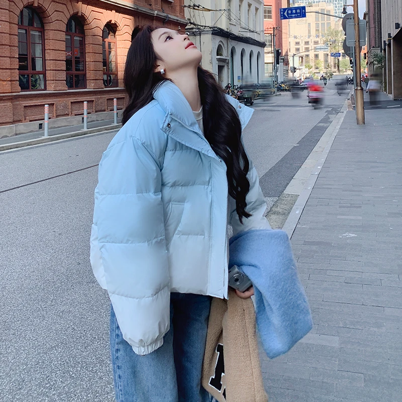 蓝色渐变羽绒服女短款2025冬新款时尚洋气减龄小个子白鸭绒面包服