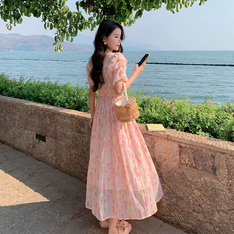 粉色甜美碎花连衣裙女中长款2024夏新款法式褶皱显瘦温柔风桔梗裙