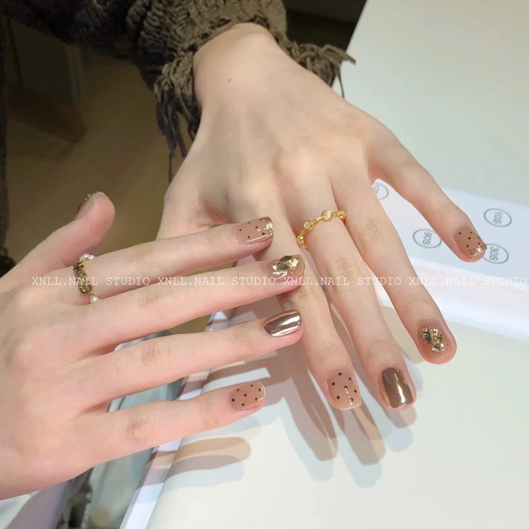 显白高级感爆闪法式穿戴甲纯手工镶钻富家千金秋冬轻奢短甲波点