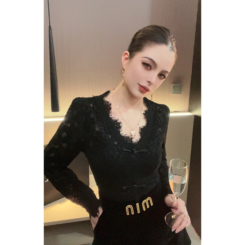 （特价）V领盘扣蕾丝衫长袖上衣CS26706