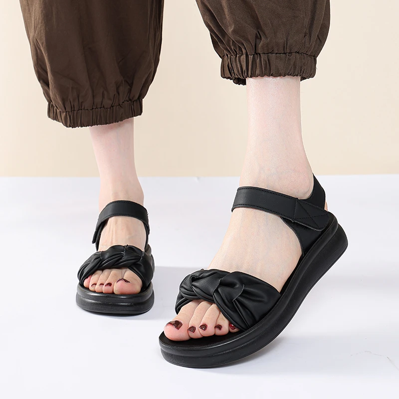 妈妈凉鞋2024新款夏款真平底软底女款舒适防滑女式皮舒适中年女鞋