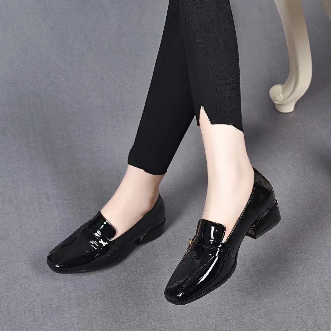 牛漆皮单鞋女2023年春节上班新款一脚蹬方头粗跟亮面英伦风高跟鞋