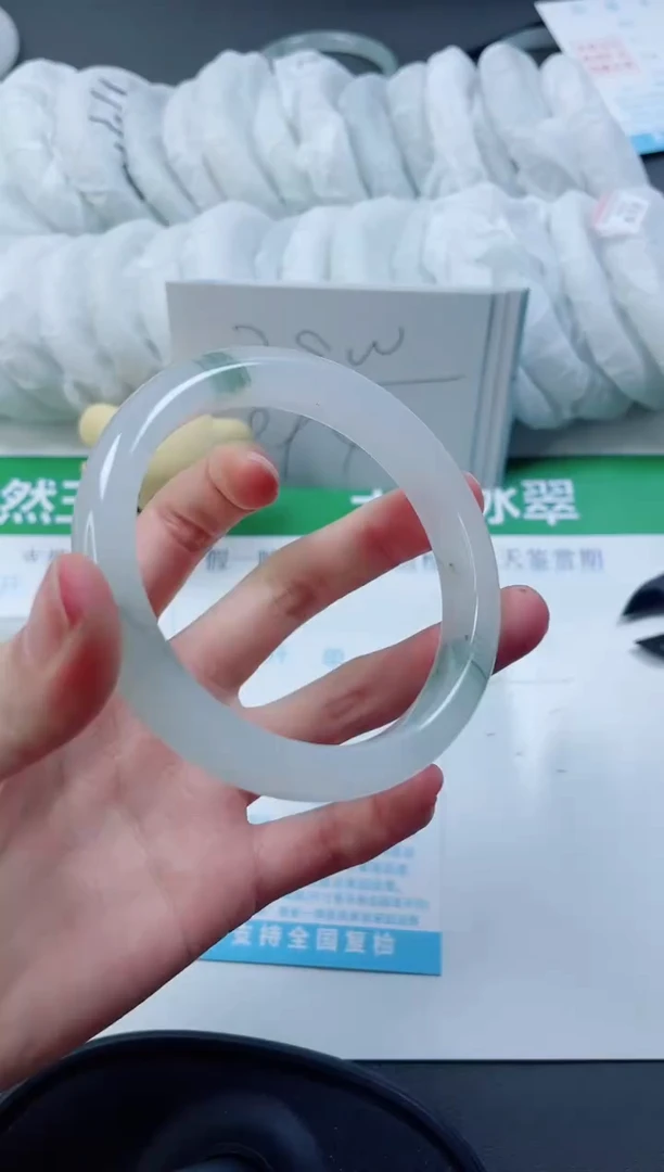 【闪购商品】石英质玉手镯未镶嵌68-58.5