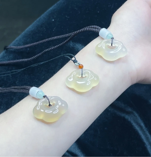 〖新人福利〗天然玛瑙玉髓高冰飘黄祥云如意锁高贵女吊坠拍一发一