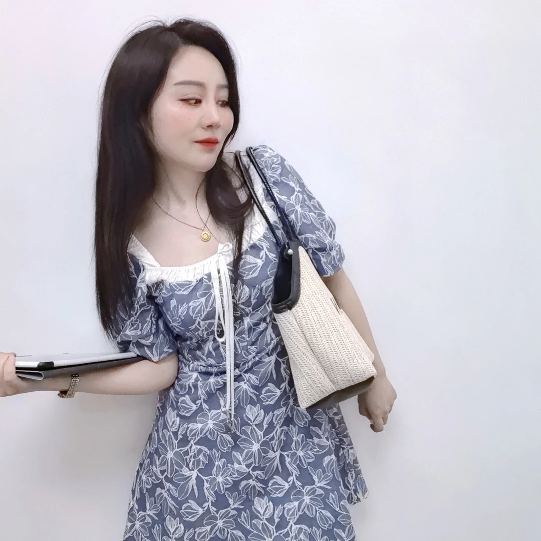 方领连衣裙夏季显瘦气质碎花牛仔泡泡袖时尚修身印花裙子