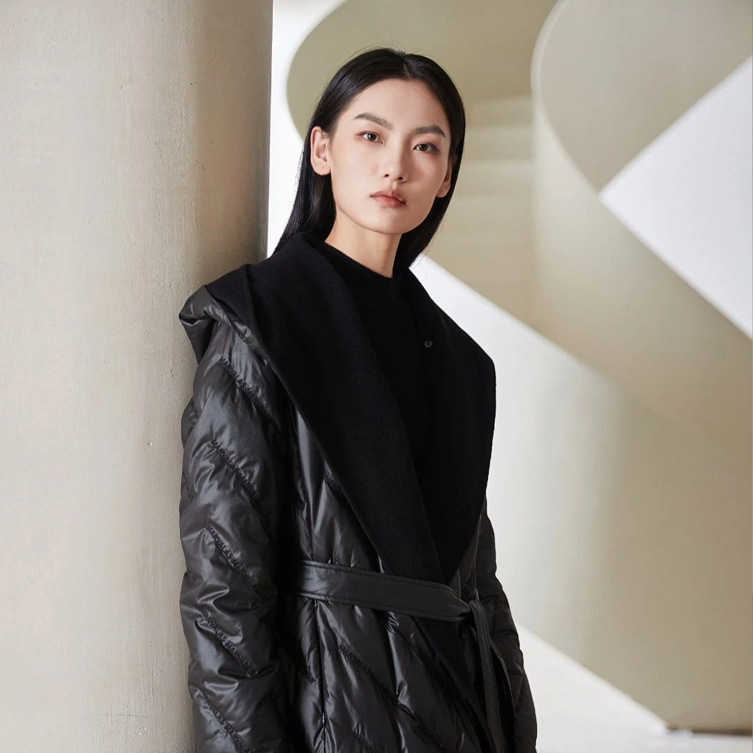 【曼德诗】M427302506冬风衣式过膝长款羽绒服外套时尚黑色带帽气质