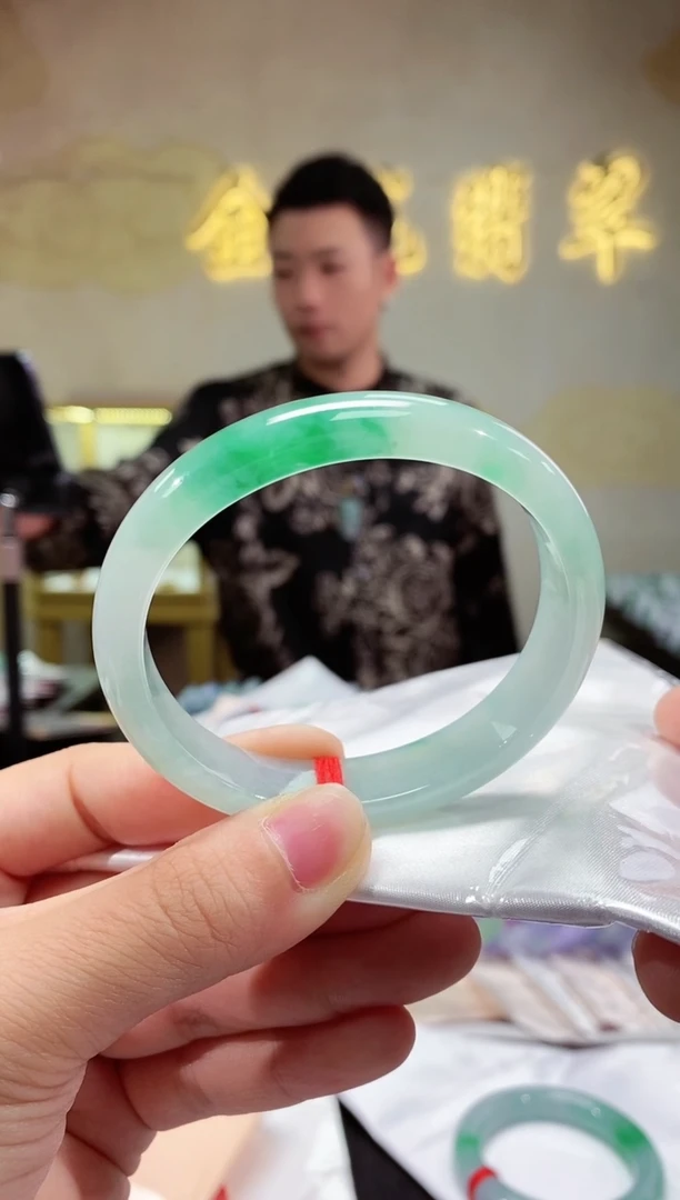 【闪购商品】翡翠手镯（贵妃镯）未镶嵌