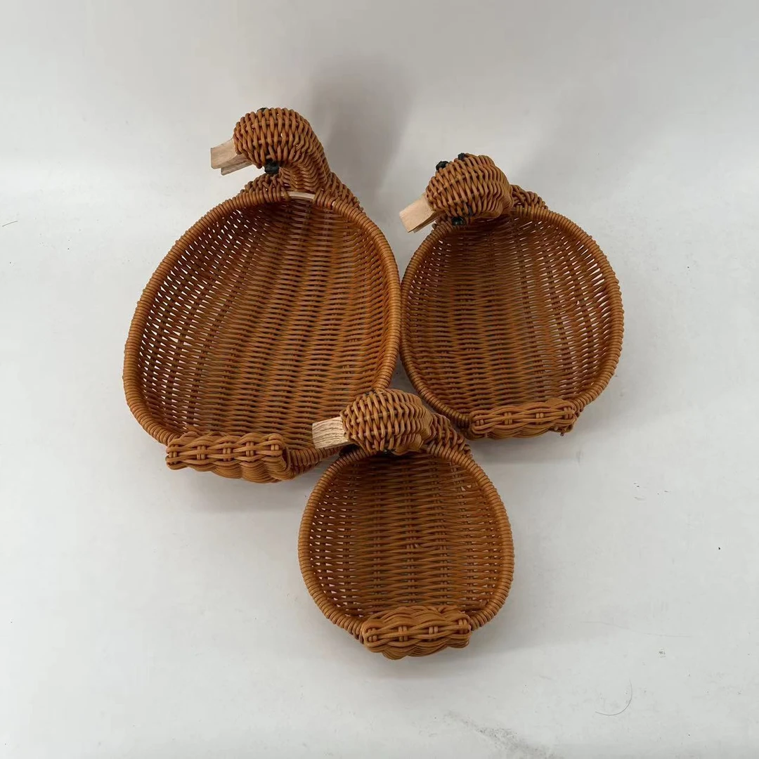 A021棕色幸福鸭造形水果收纳篮居家环保PP仿藤