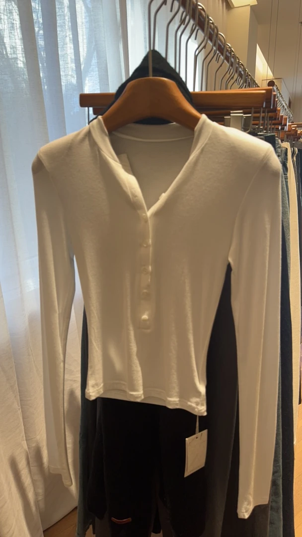 圆领前门扣长袖修身打底衫